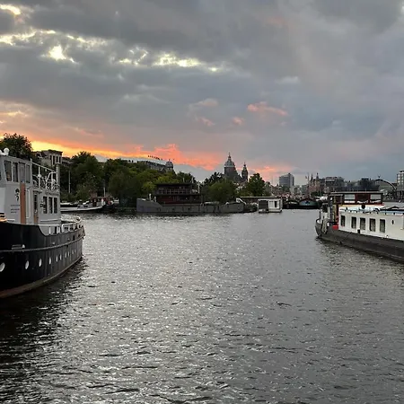 Cozy, Characterful Authentic Houseboat *