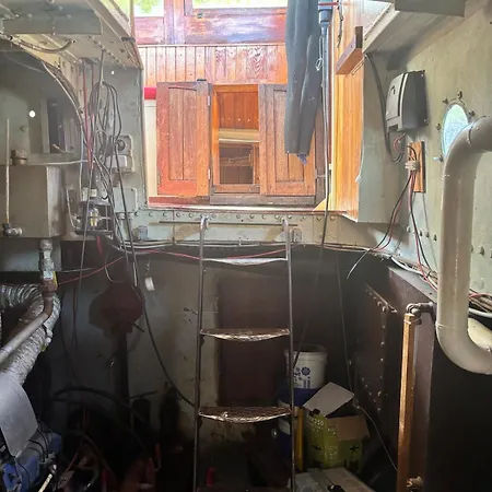 Cozy, Characterful Authentic Houseboat *